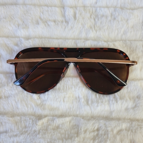 QUAY // ltd ed jlo collab tortoise brow bar reflective lens aviator shield main image 8